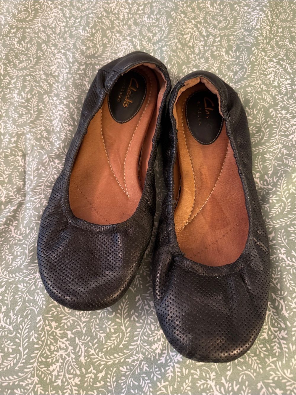Clarks Grayson Erica perforated leather ballet flats Size 9